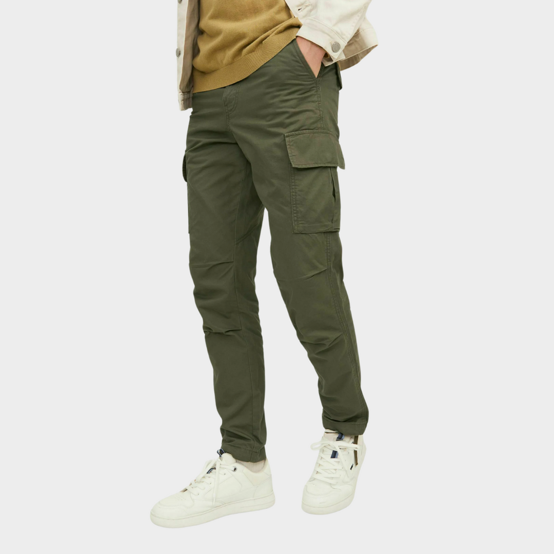 Comfortable and versatile men's cargo pants for summer with functional pockets and breathable fabric.







