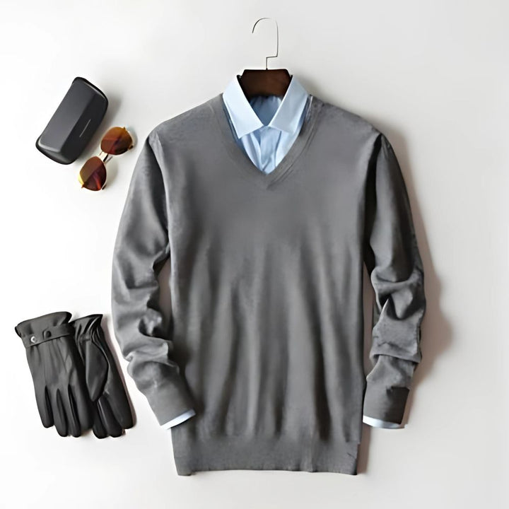 tylish and cozy men's autumn sweater for a warm and elegant look.