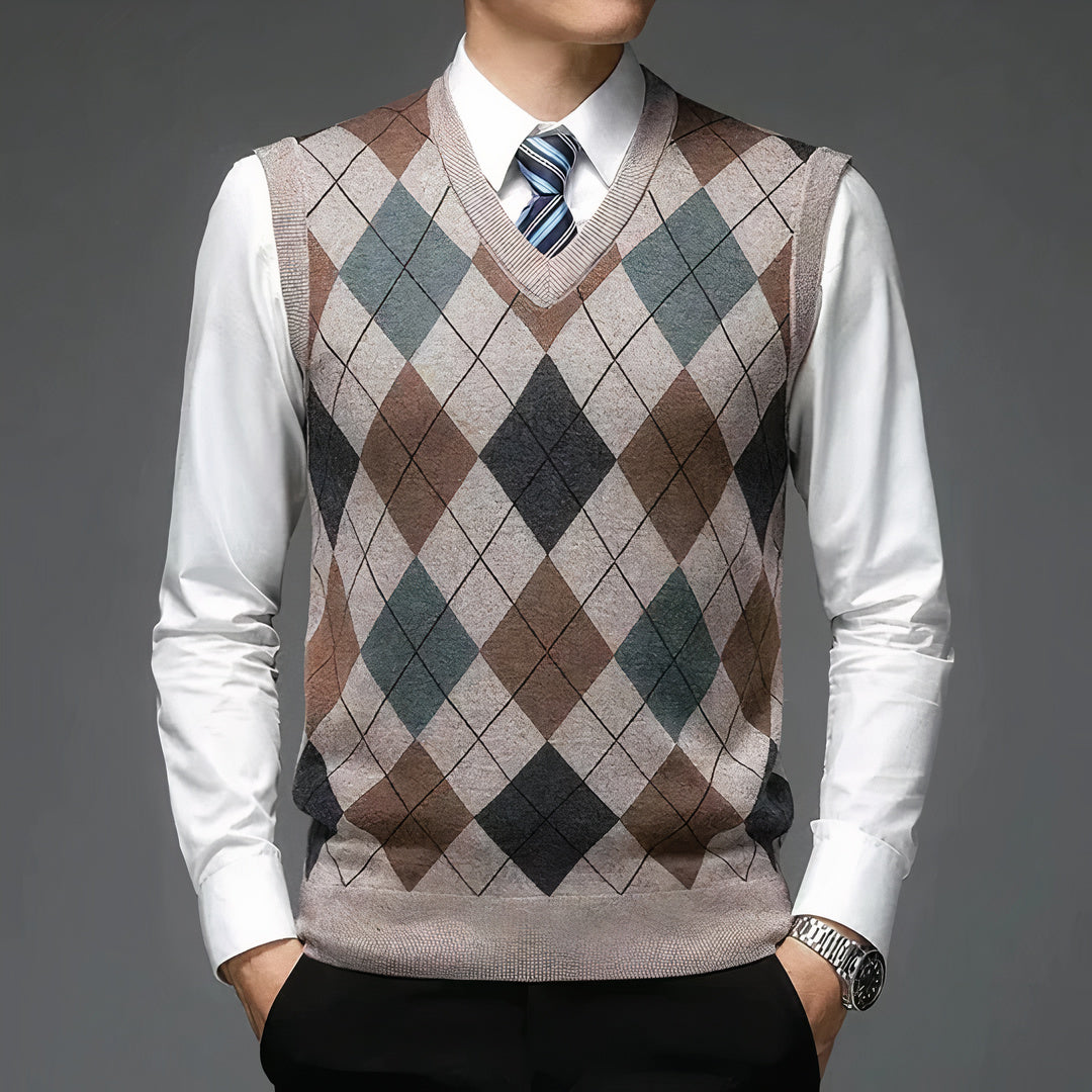 Elegant men's old money style vest, perfect for layering and achieving a sophisticated autumn look.







