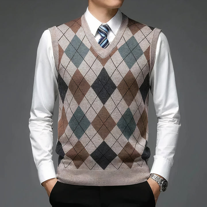 Elegant men's old money style vest, perfect for layering and achieving a sophisticated autumn look.







