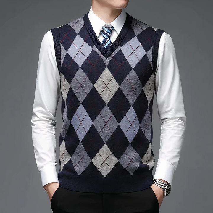 Elegant men's old money style vest, perfect for layering and achieving a sophisticated autumn look.







