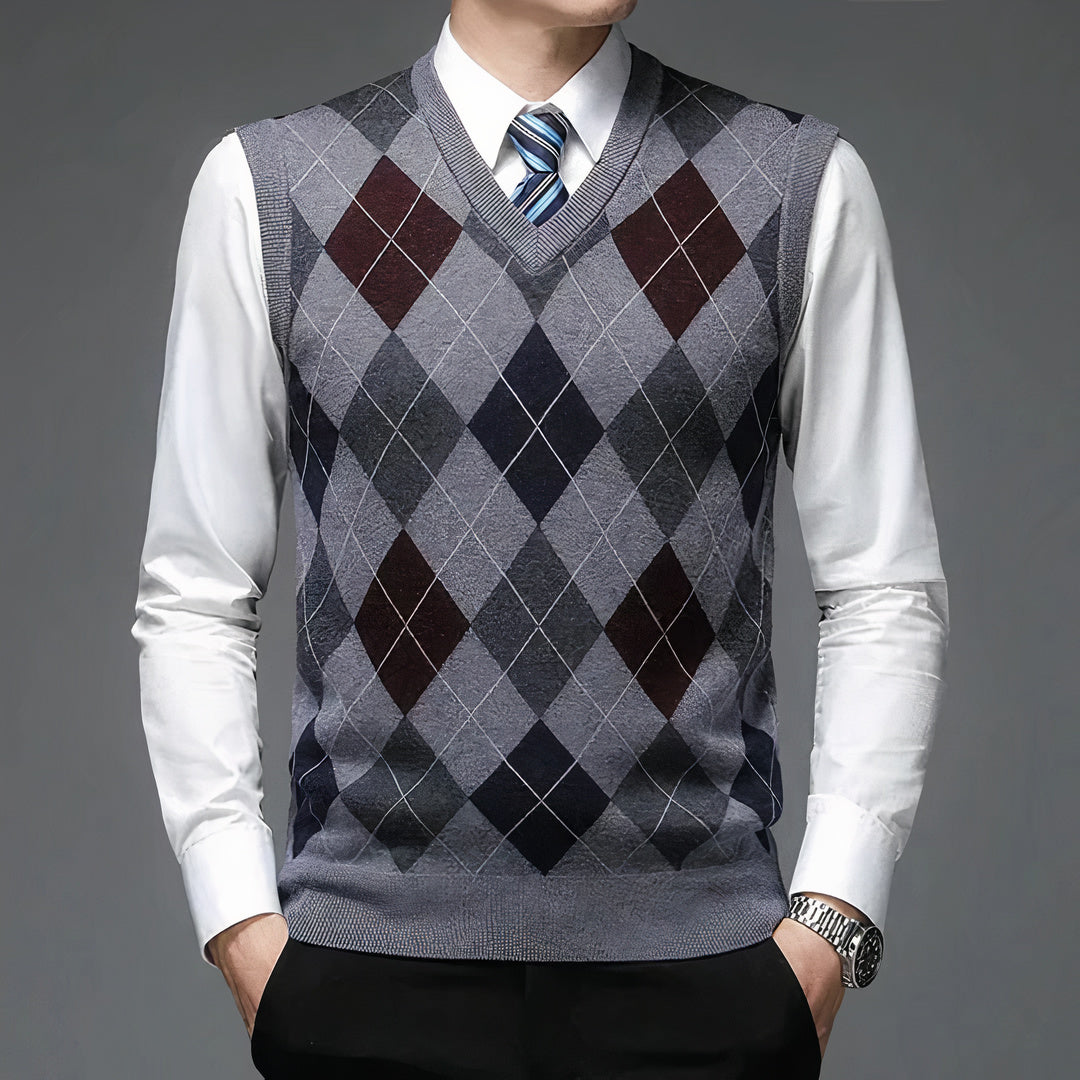 Elegant men's old money style vest, perfect for layering and achieving a sophisticated autumn look.







