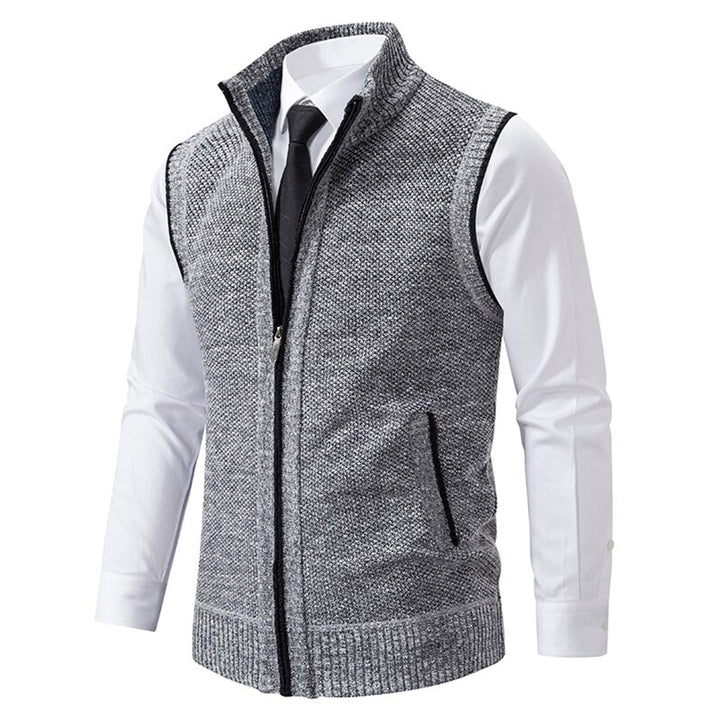 Stylish and lightweight men's vest, perfect for layering on crisp autumn days.







