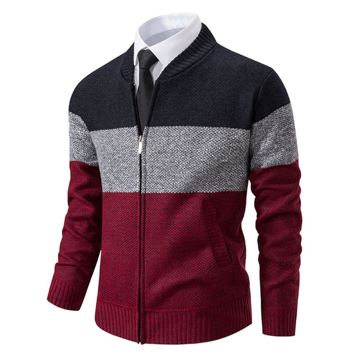 Men's hooded sweater ideal for autumn, combining warmth, comfort, and casual style for cooler days.