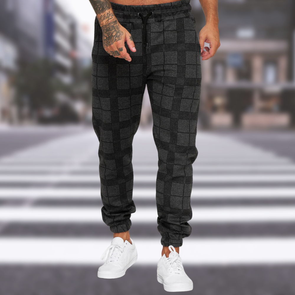 Casual checkered trousers for men with a classic design and comfortable fit, ideal for autumn days.