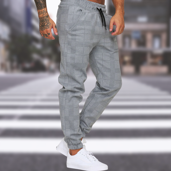 Casual checkered trousers for men with a classic design and comfortable fit, ideal for autumn days.