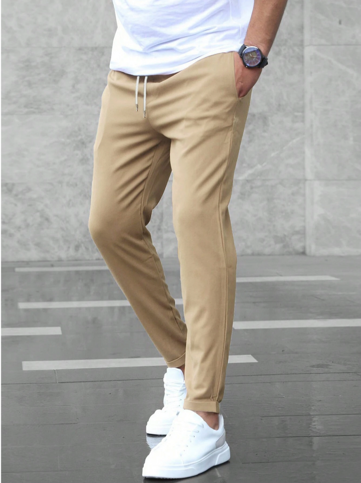 Men’s casual comfy pants with soft, breathable fabric and a relaxed fit, ideal for summer days and versatile everyday wear.