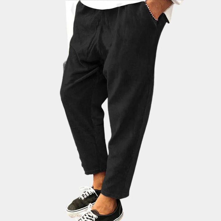 Casual corduroy pants for men with breathable fabric and timeless design, ideal for summer days.






