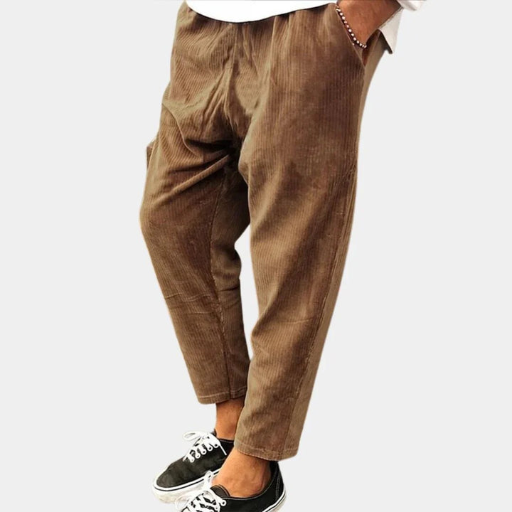 Casual corduroy pants for men with breathable fabric and timeless design, ideal for summer days.






