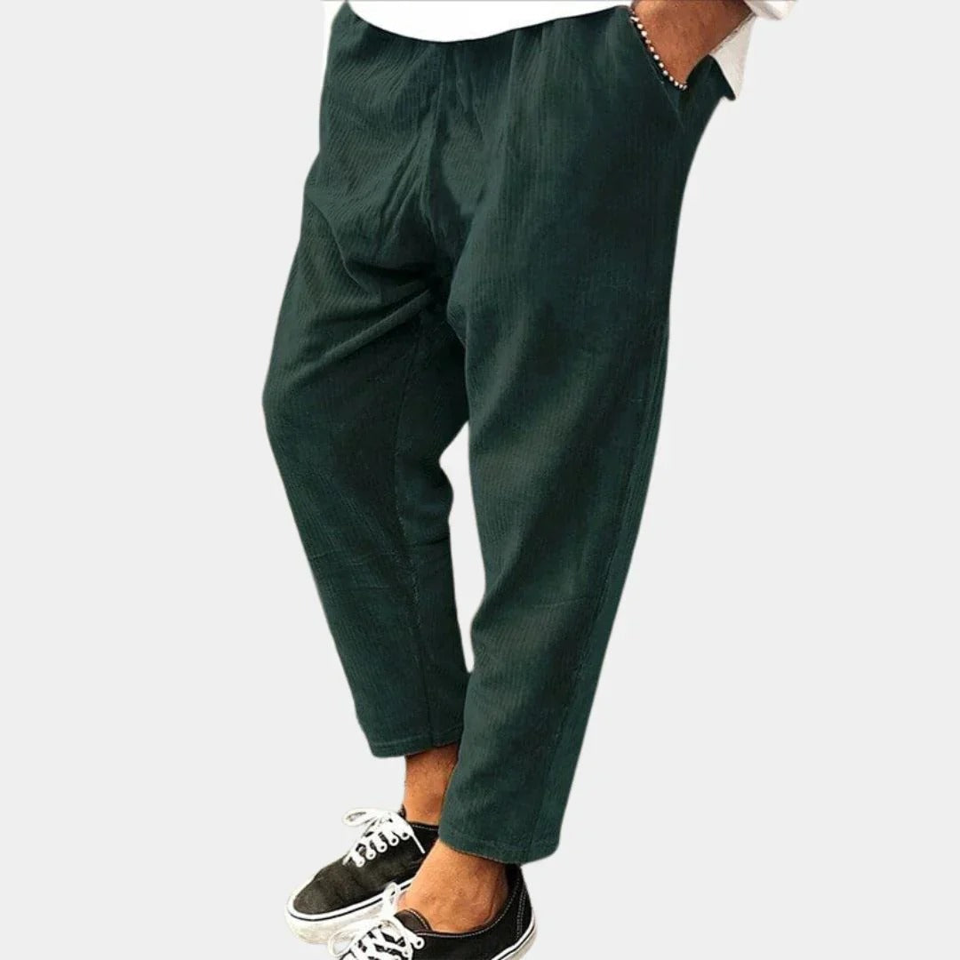 Casual corduroy pants for men with breathable fabric and timeless design, ideal for summer days.






