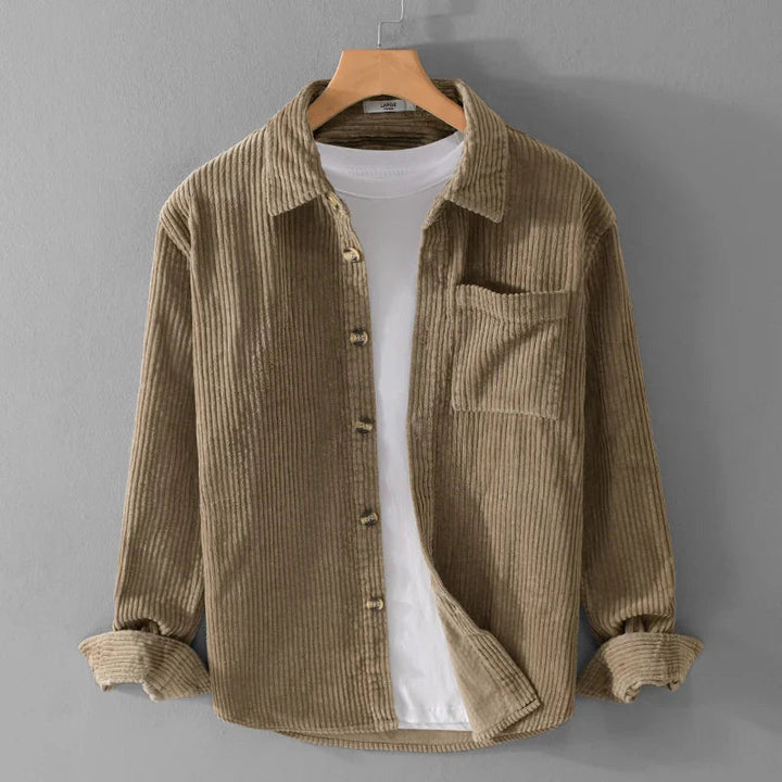 Casual and cozy corduroy jacket for autumn, designed for warmth and effortless style.







