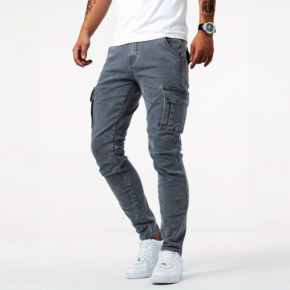 Casual stretchy cargo jeans with a relaxed fit and multiple pockets, ideal for summer days and active lifestyles.