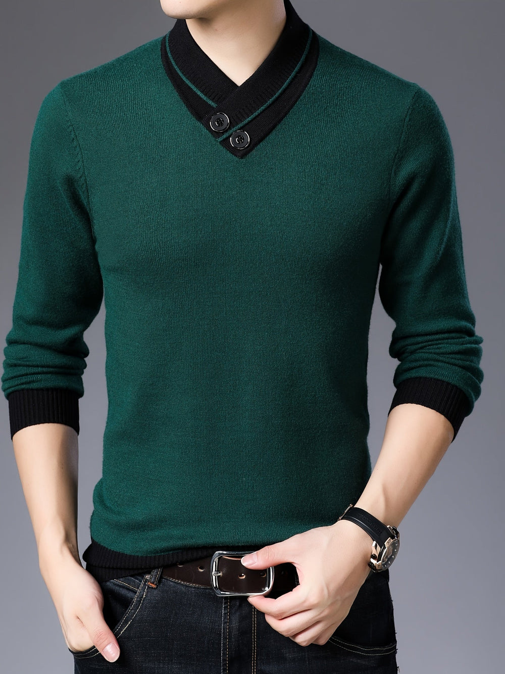 Classic men’s sweater designed for autumn, offering timeless style and cozy comfort.







