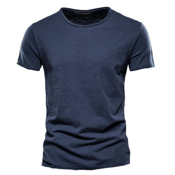  Men's comfortable basic tee, perfect for casual wear and ideal for summer days.






