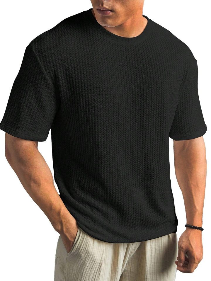  Men’s casual basic tee with breathable fabric and timeless design, ideal for summer days and versatile wear.