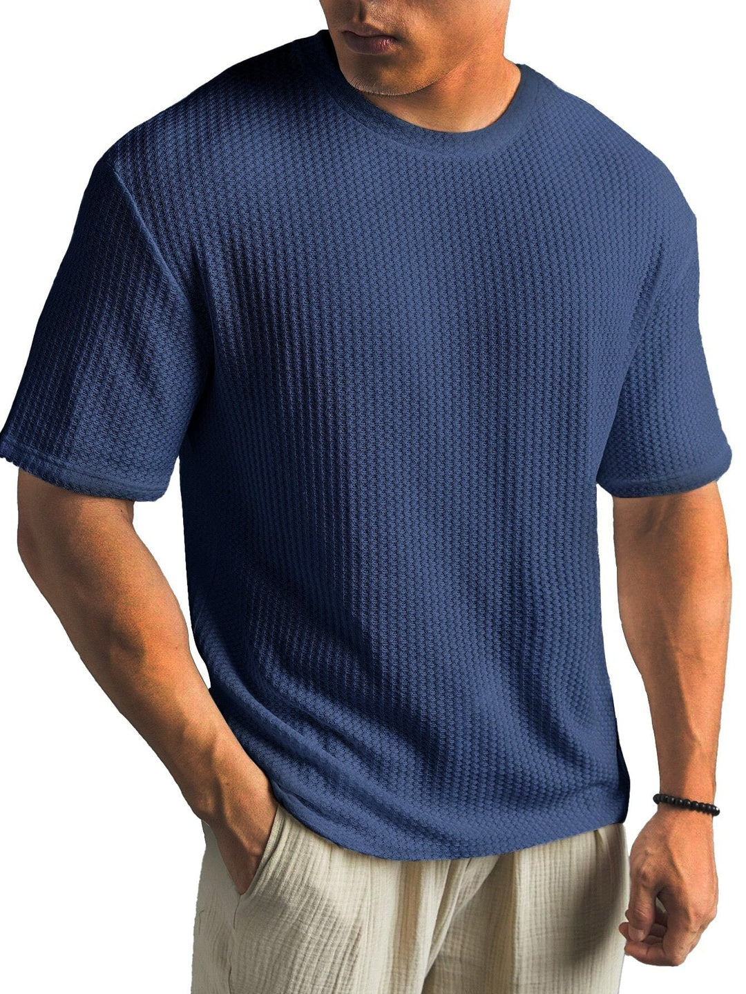  Men’s casual basic tee with breathable fabric and timeless design, ideal for summer days and versatile wear.