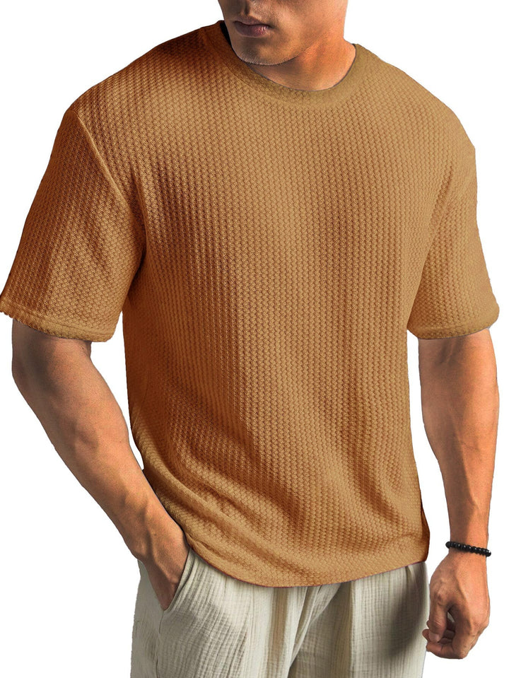  Men’s casual basic tee with breathable fabric and timeless design, ideal for summer days and versatile wear.