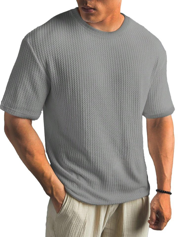  Men’s casual basic tee with breathable fabric and timeless design, ideal for summer days and versatile wear.