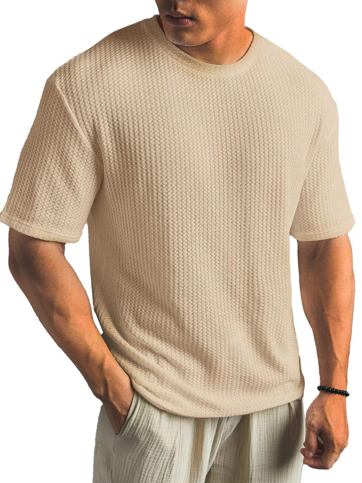  Men’s casual basic tee with breathable fabric and timeless design, ideal for summer days and versatile wear.