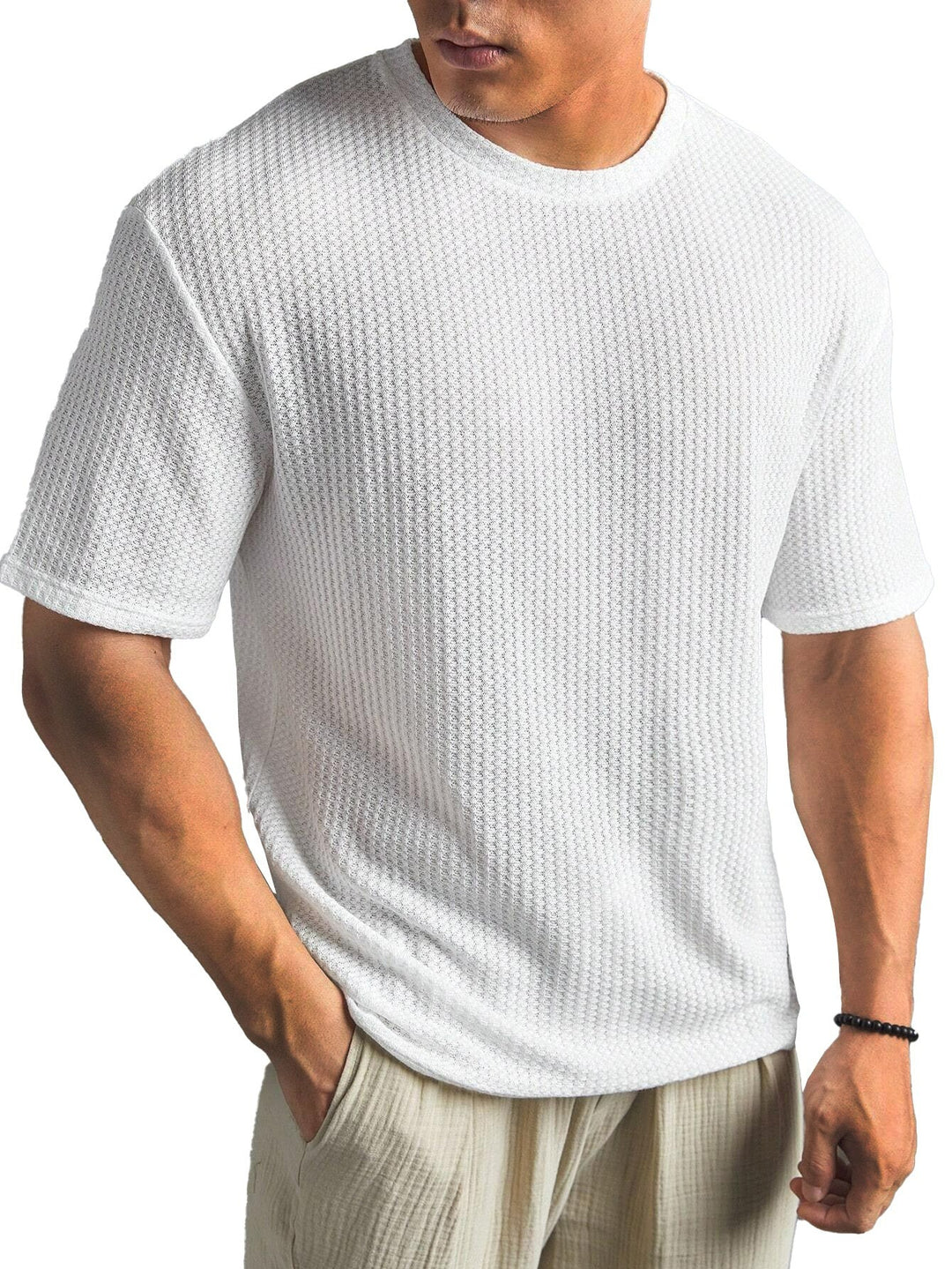  Men’s casual basic tee with breathable fabric and timeless design, ideal for summer days and versatile wear.