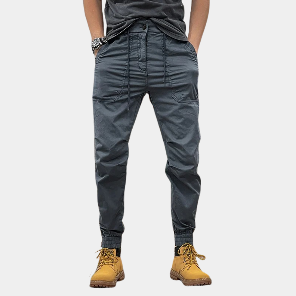  Men's classic cargo pants with multiple pockets and a relaxed fit, ideal for casual wear and outdoor activities.