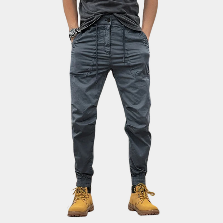  Men's classic cargo pants with multiple pockets and a relaxed fit, ideal for casual wear and outdoor activities.