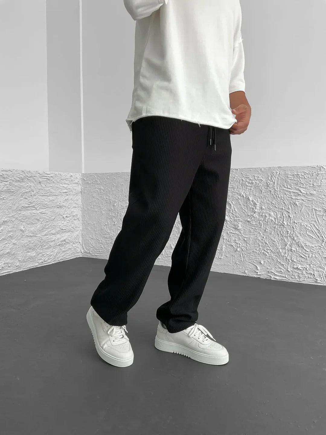 Men's elegant ribbed pants with a refined texture and comfortable fit, ideal for versatile occasions and summer days.