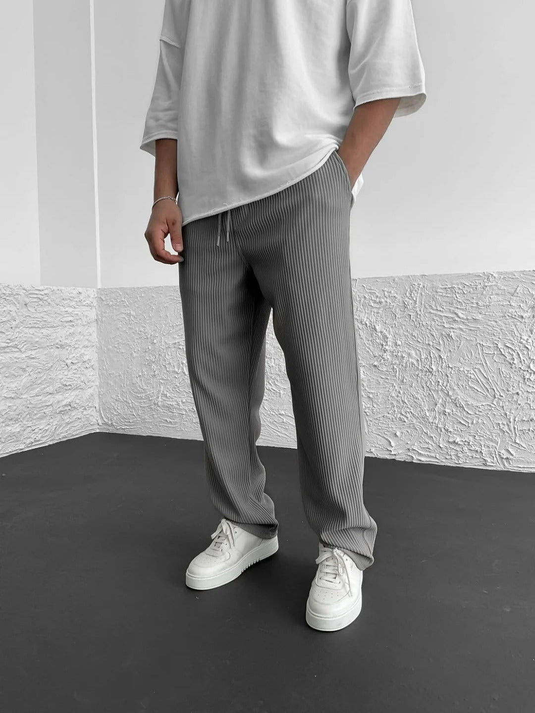 Men's elegant ribbed pants with a refined texture and comfortable fit, ideal for versatile occasions and summer days.