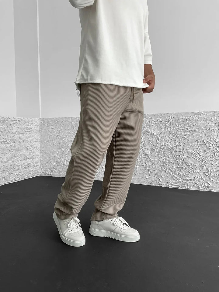 Men's elegant ribbed pants with a refined texture and comfortable fit, ideal for versatile occasions and summer days.