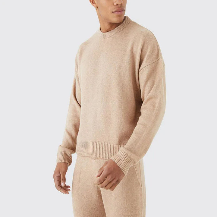 Men’s warm lounge set with soft fabric, perfect for cozy autumn days.







