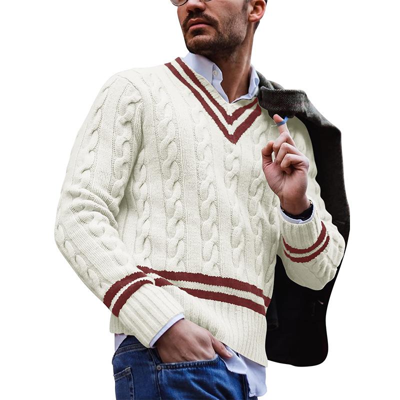 Old-money style knitted autumn sweater with a luxurious fabric and timeless design.