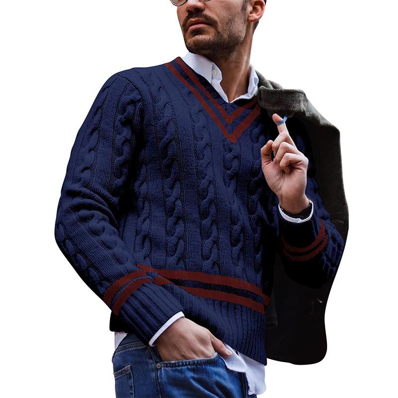 Old-money style knitted autumn sweater with a luxurious fabric and timeless design.